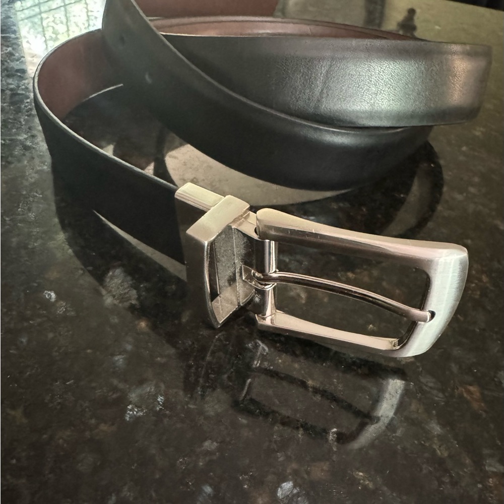 EUC MEN Leather Belt  brown/black Silver Buckle 46”  twist to wear either color